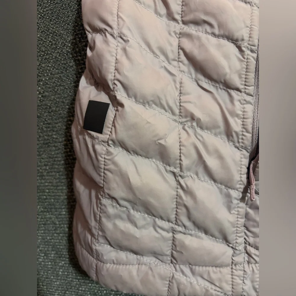 The North Face Women's Light Taupe Quilted Puffer Jacket - Picture 4 of 4